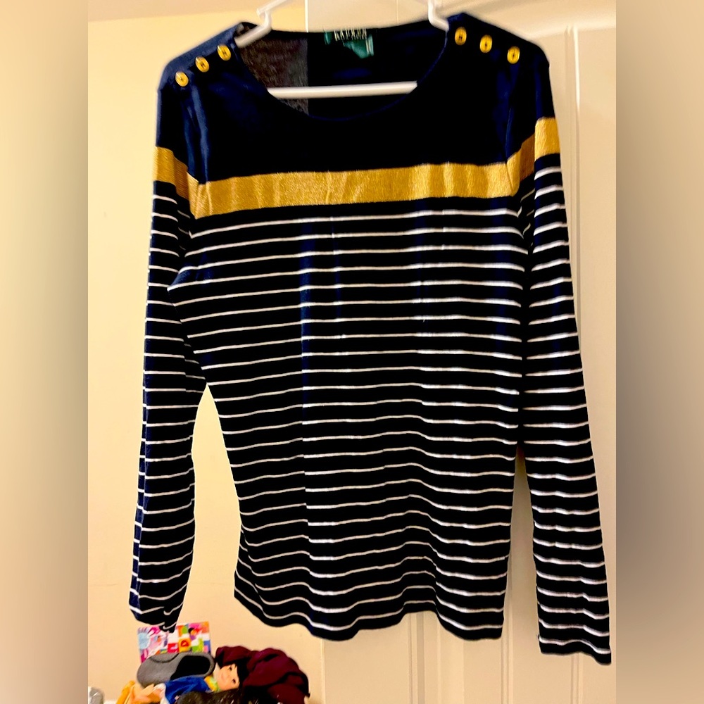 Long sleeve light weight sweater in perfect shape
